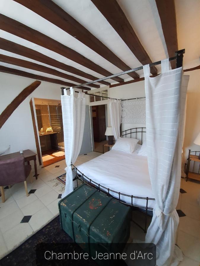 Le Presbytere De La Cite Royale De Лош Экстерьер фото